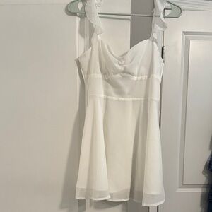 Elegant White Sleeveless Dress